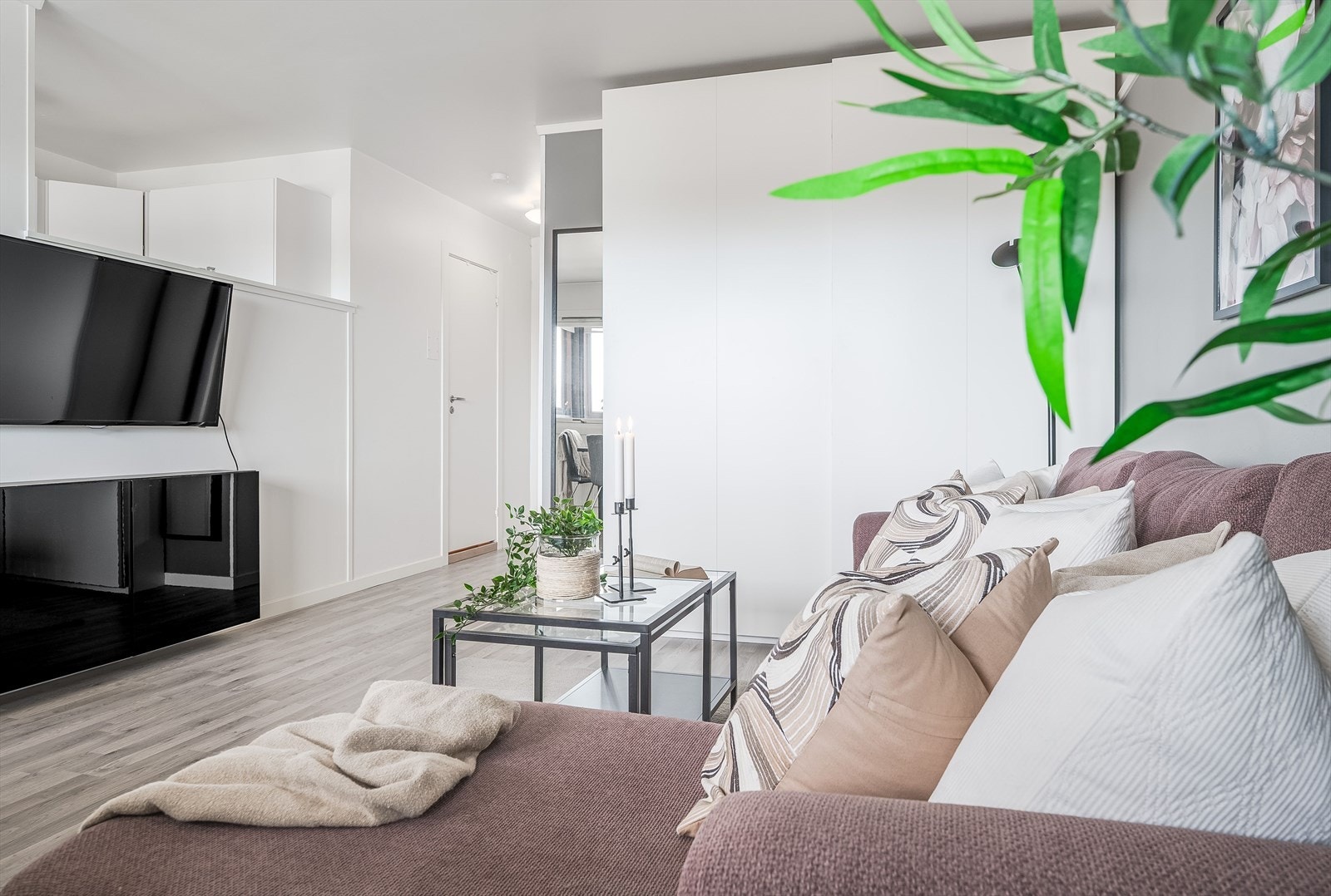 Det er også plass til mediemøblement med TV. Grunnpakke med TV/bredbånd (kr. 537,-) er inkludert i felleskostnadene. Galleribilde