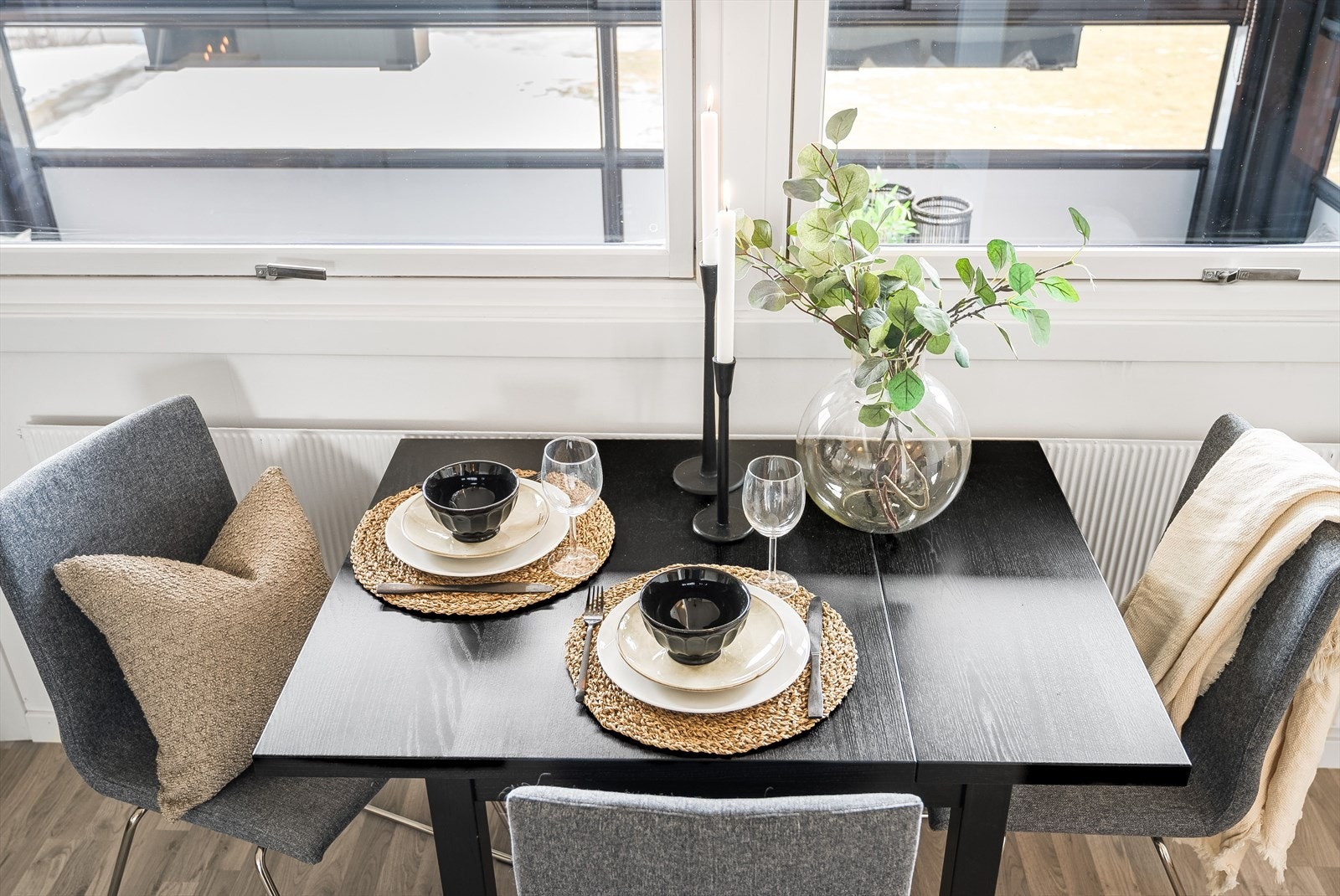 Leiligheten holdes god og lun på vinterstid med fjernvarme til radiatorer. Á-konto fjernvarme på kr. 800,- er inkludert i felleskostnadene. Galleribilde