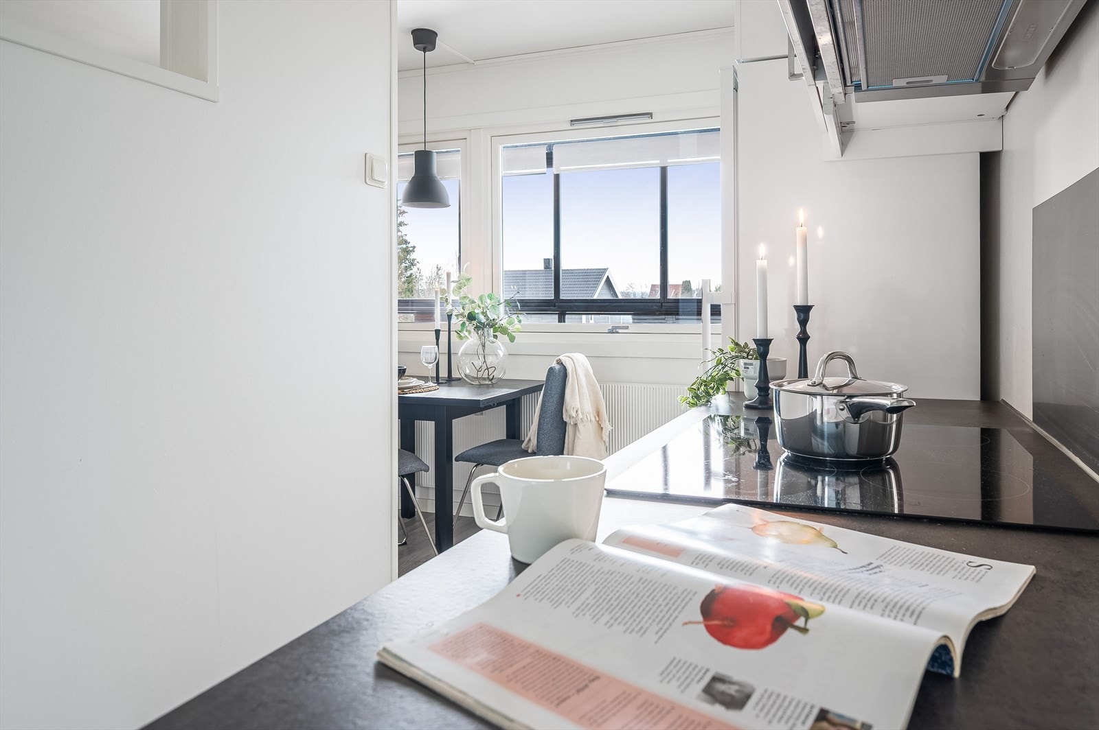 Kjøkkenet er utstyrt med medfølgende hvitevarer som nedfelt platetopp, ventilator med kullfilter, stekeovn, oppvaskmaskin og kjøleskap med frysedel. Galleribilde