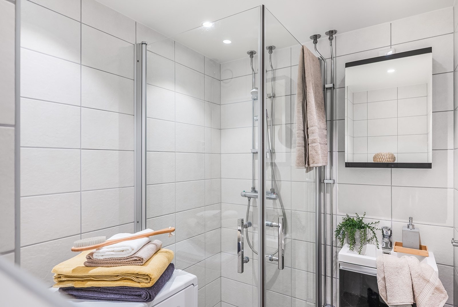 Leiligheten har et lyst og moderne baderom som ble pusset opp i regi av brl. i 2016. Galleribilde