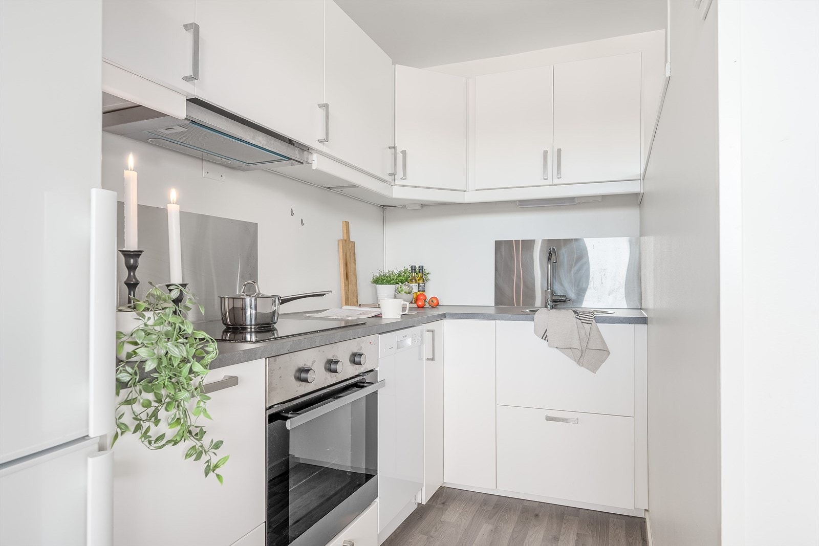 Lyst og moderne Ikea-kjøkken fra 2020 med god skap- og benkeplass. Kjøkkenet er fullt utstyrt med hvitevarer som medfølger i handelen. Galleribilde