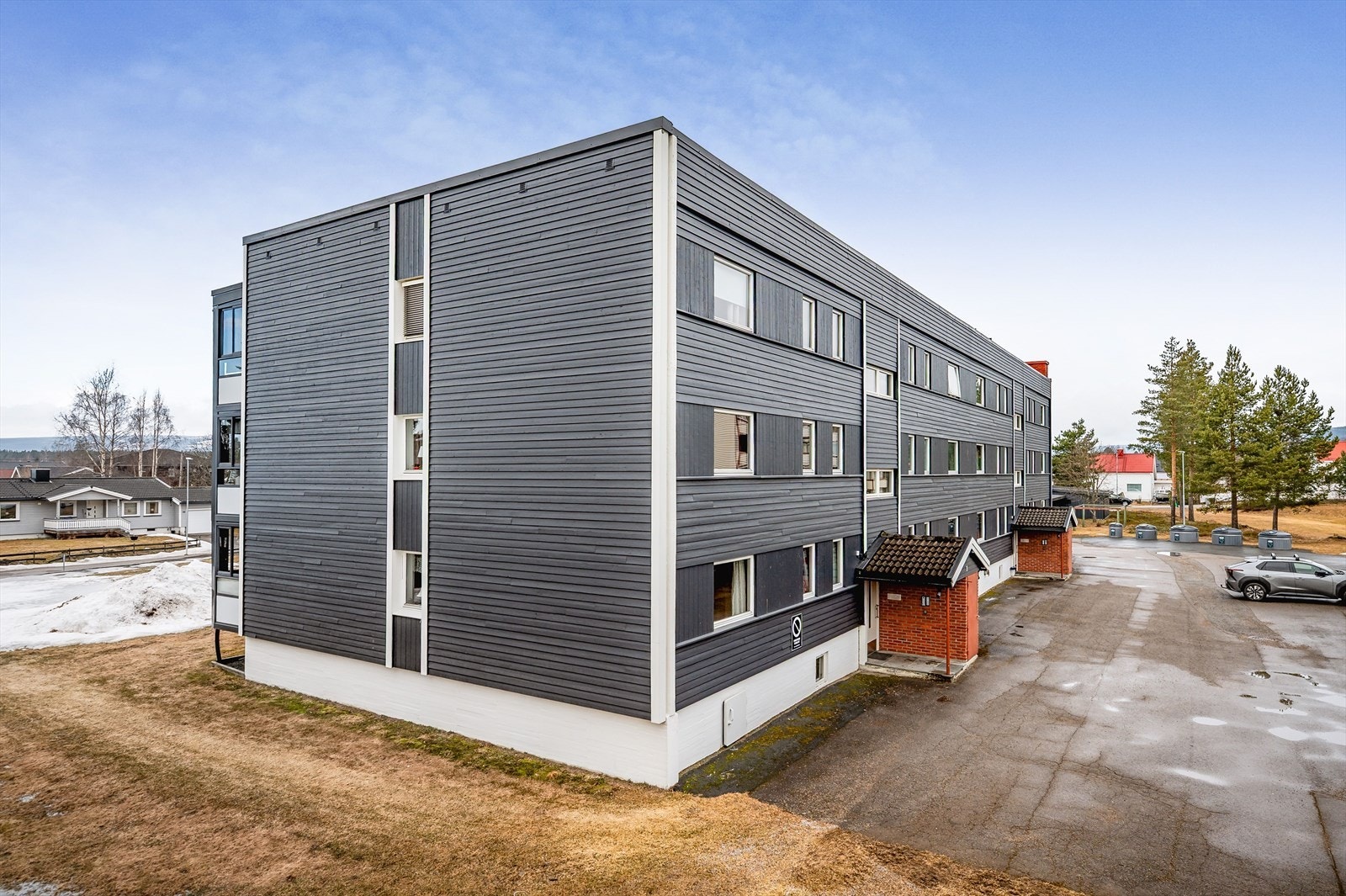 Mulighet for leie av garasjeplass gjennom borettslaget (ved ledige plasser tildeles disse etter ansiennitetsprinsippet). Parkering skjer ellers på felles parkeringsområder for borettslaget eller langs tilstøtende gater. Galleribilde