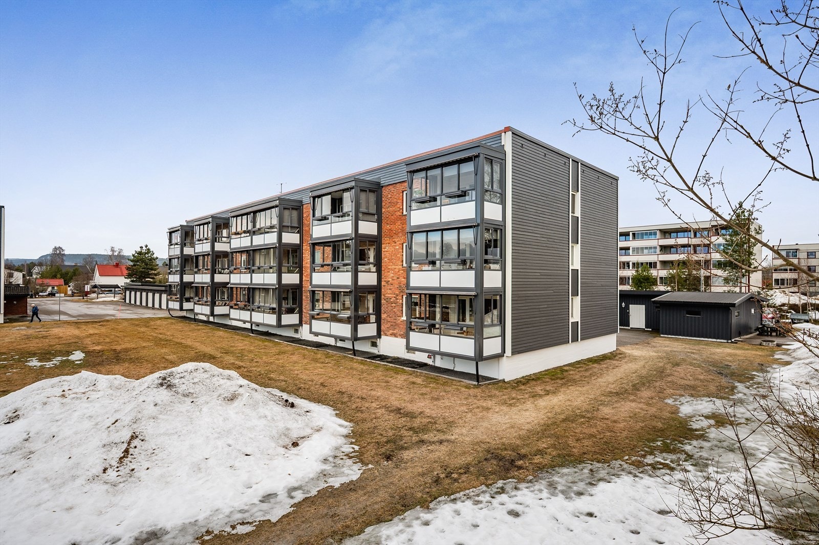 Fellesarealer er ryddig og pent opparbeidet med gressplen, diverse beplantning og asfalterte internveger og parkeringsarealer. Galleribilde