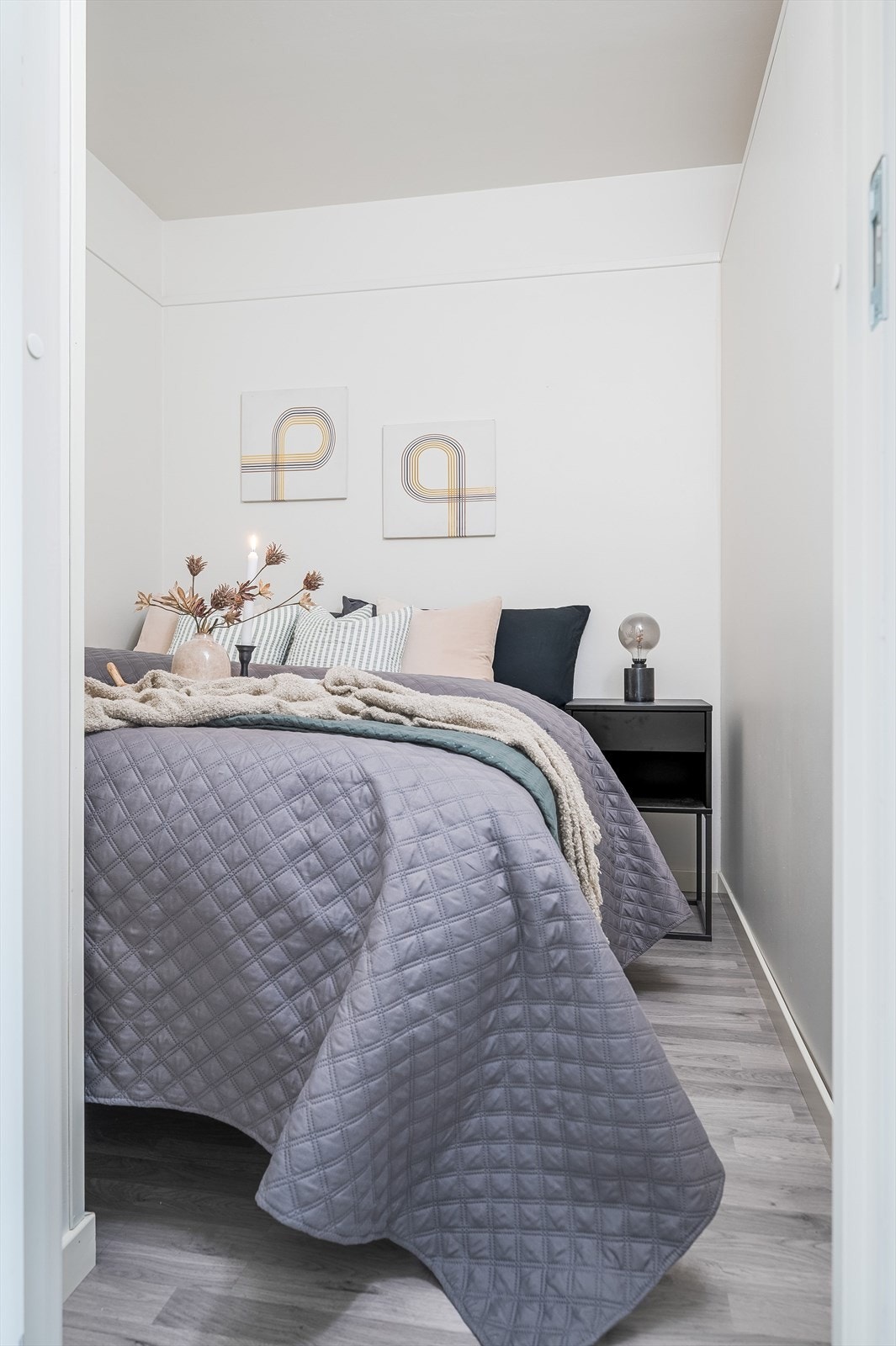 Leiligheten har en lys og praktisk adskilt sovealkove. Galleribilde