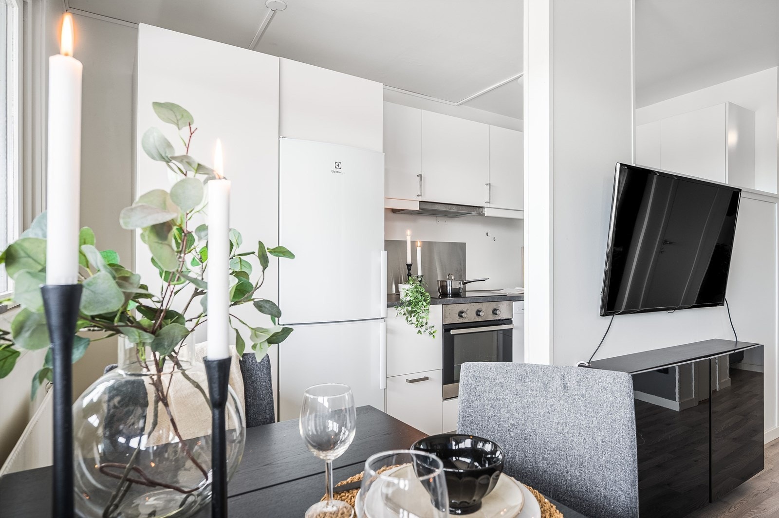 Kjøkkenet ligger i en fin delvis åpen løsning med stuen, naturlig adskilt og samtidig åpent og sosialt. Galleribilde