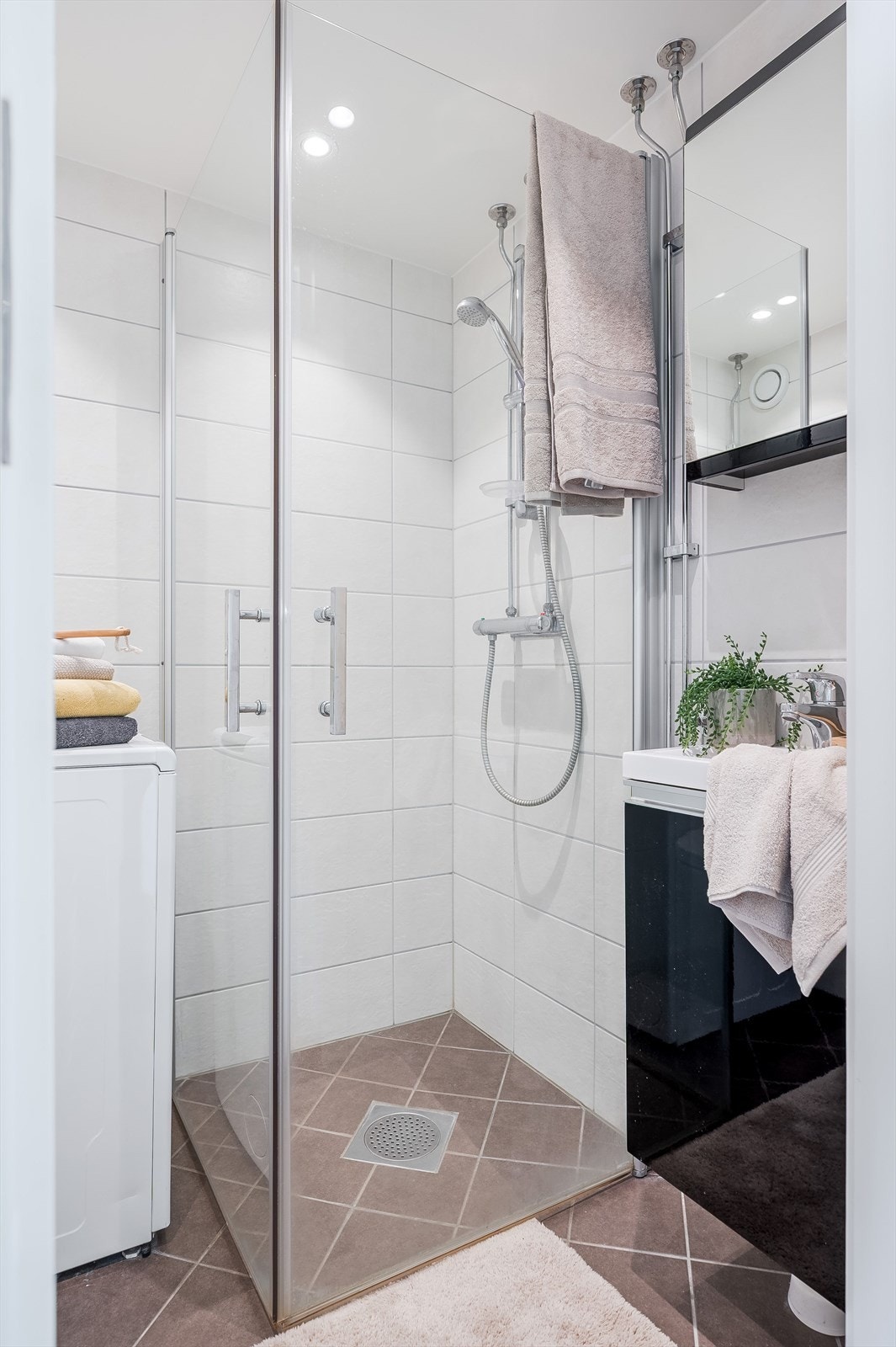 Baderommet er utstyrt med servantskap med speilskap over, dusjhjørne med glassdører og vegghengt toalett. Det er også plass og opplegg for vaskemaskin. Galleribilde