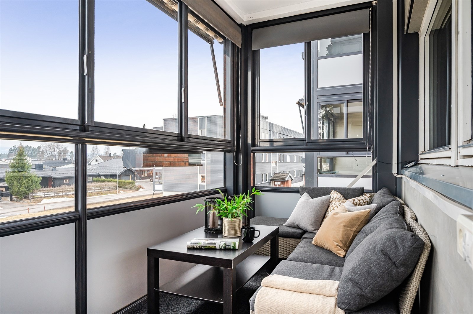 Balkongen har lunt teppe på gulv, rekkverk med skyvedører av glass og god plass til sittegruppe etter eget ønske og behov. Det er også montert el-markiser, innvendig solskjerming, lys og strøm. Galleribilde