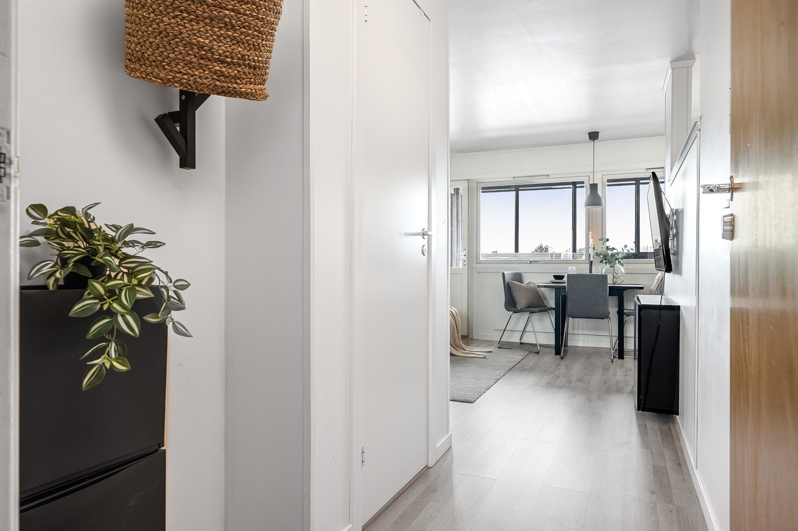 Du ønskes velkommen inn i en lys entré med plass til oppheng av yttertøy og sko i medfølgende skoskap. Galleribilde