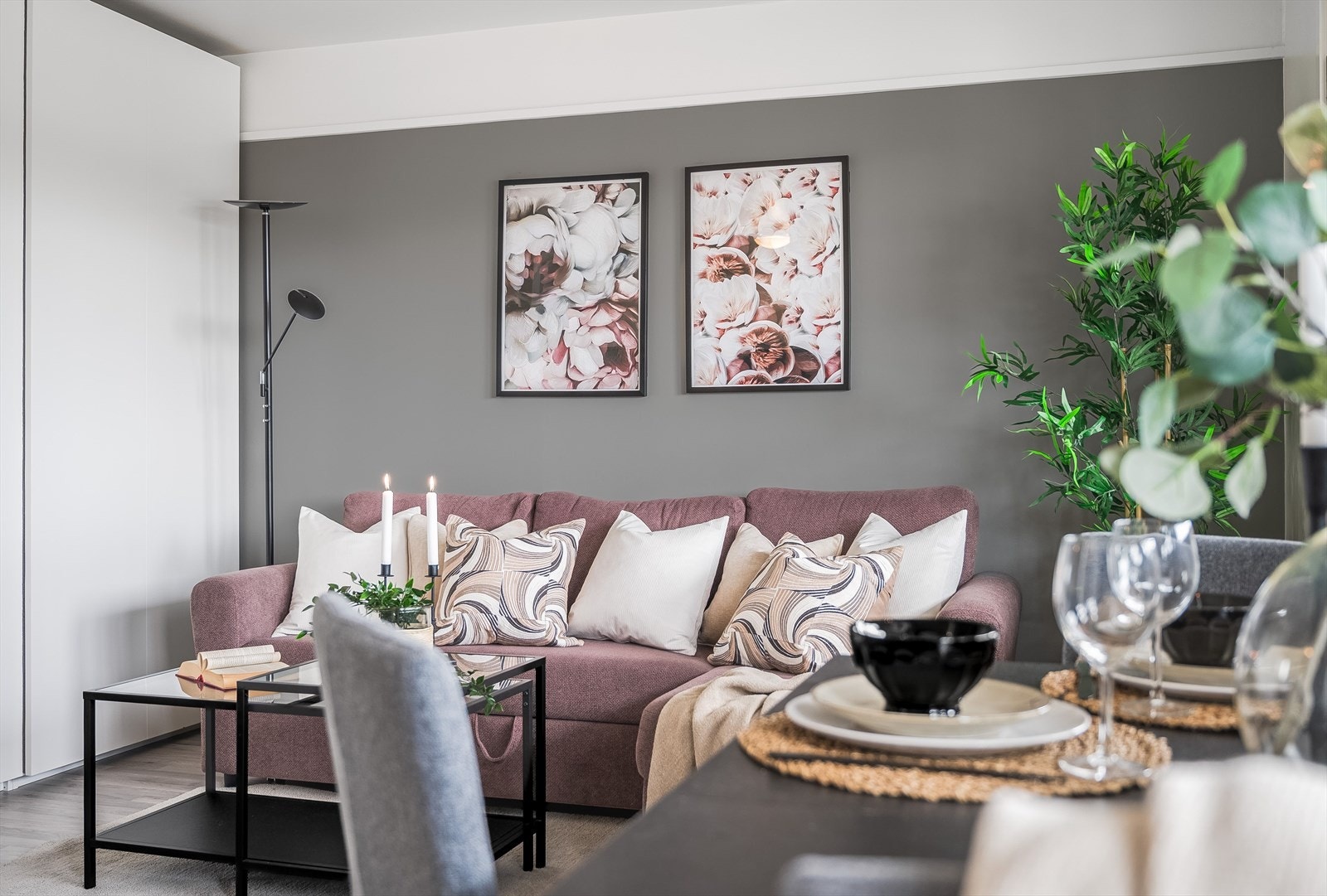 Stuen er enkel å møblere med både sofa med salongbord og et koselig spisebord. I stuen er det også en stor skyvedørsgarderobe med god oppbevaringsplass. Galleribilde