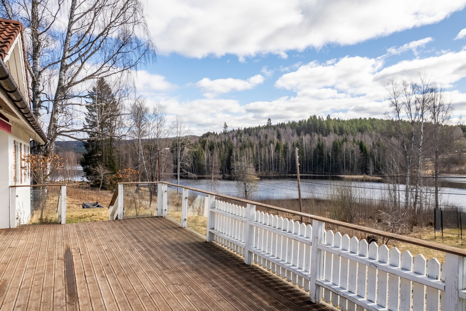 Her det det god plass til utemøbler og du kan skape deg en hyggelig uteplass. Galleribilde