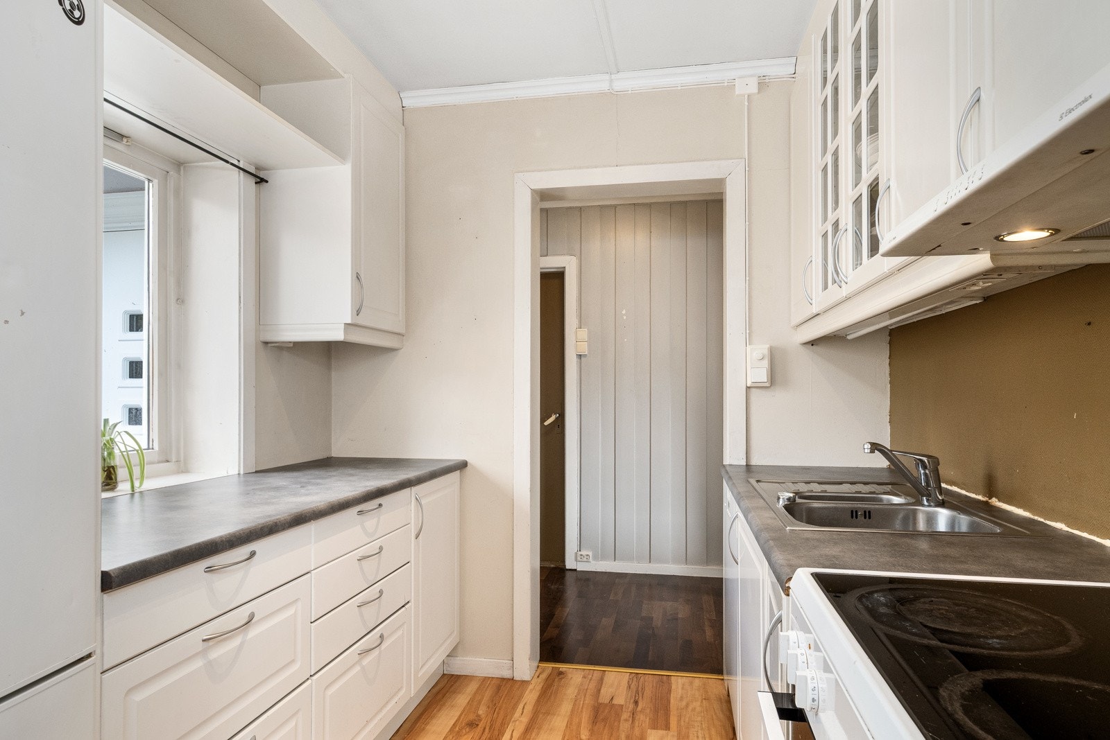 Kjøkkenet har plass til frittstående hvitevarer. Galleribilde