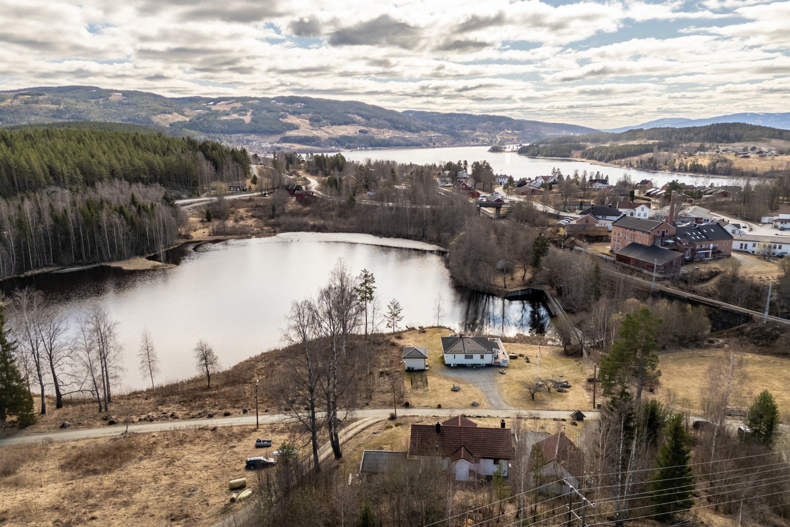 Eiendommen ligger et steinkast unna Dammen. Galleribilde