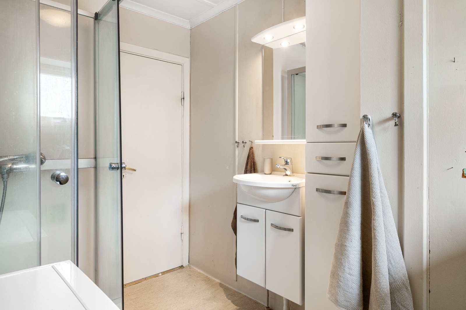 Badet er innredet med servantinnredning, dusjkabinett, toalett og opplegg for vaskemaskin. Galleribilde