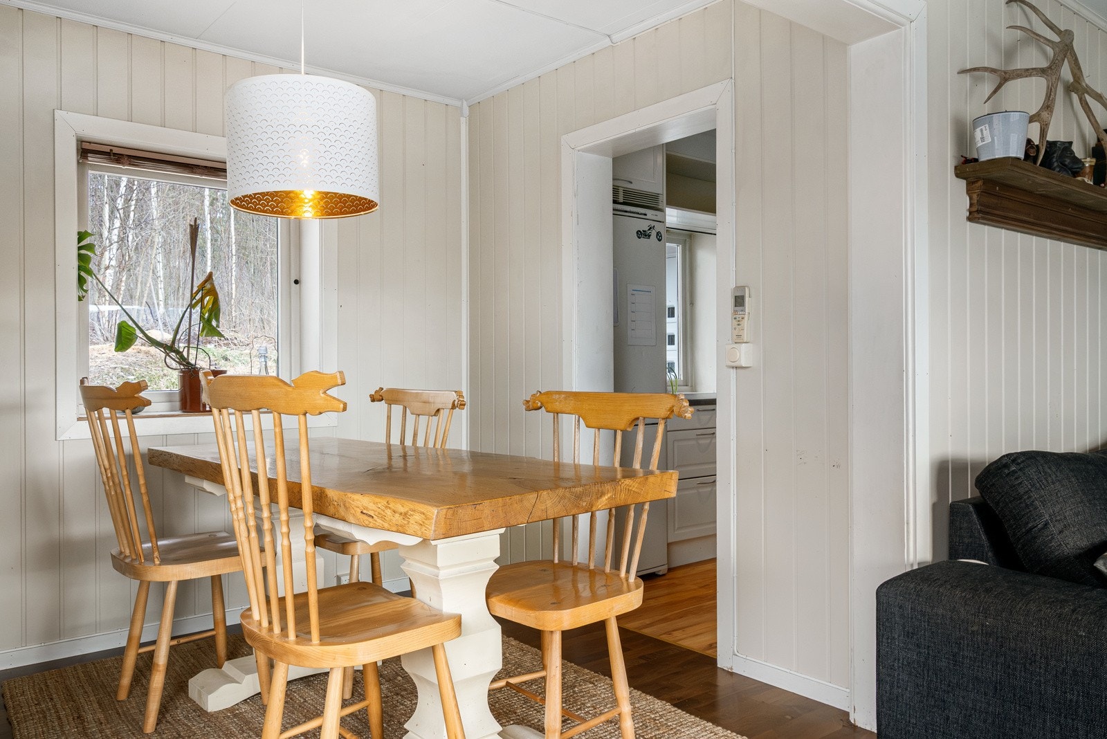 Spisestue i tilknytning kjøkkenet. Galleribilde