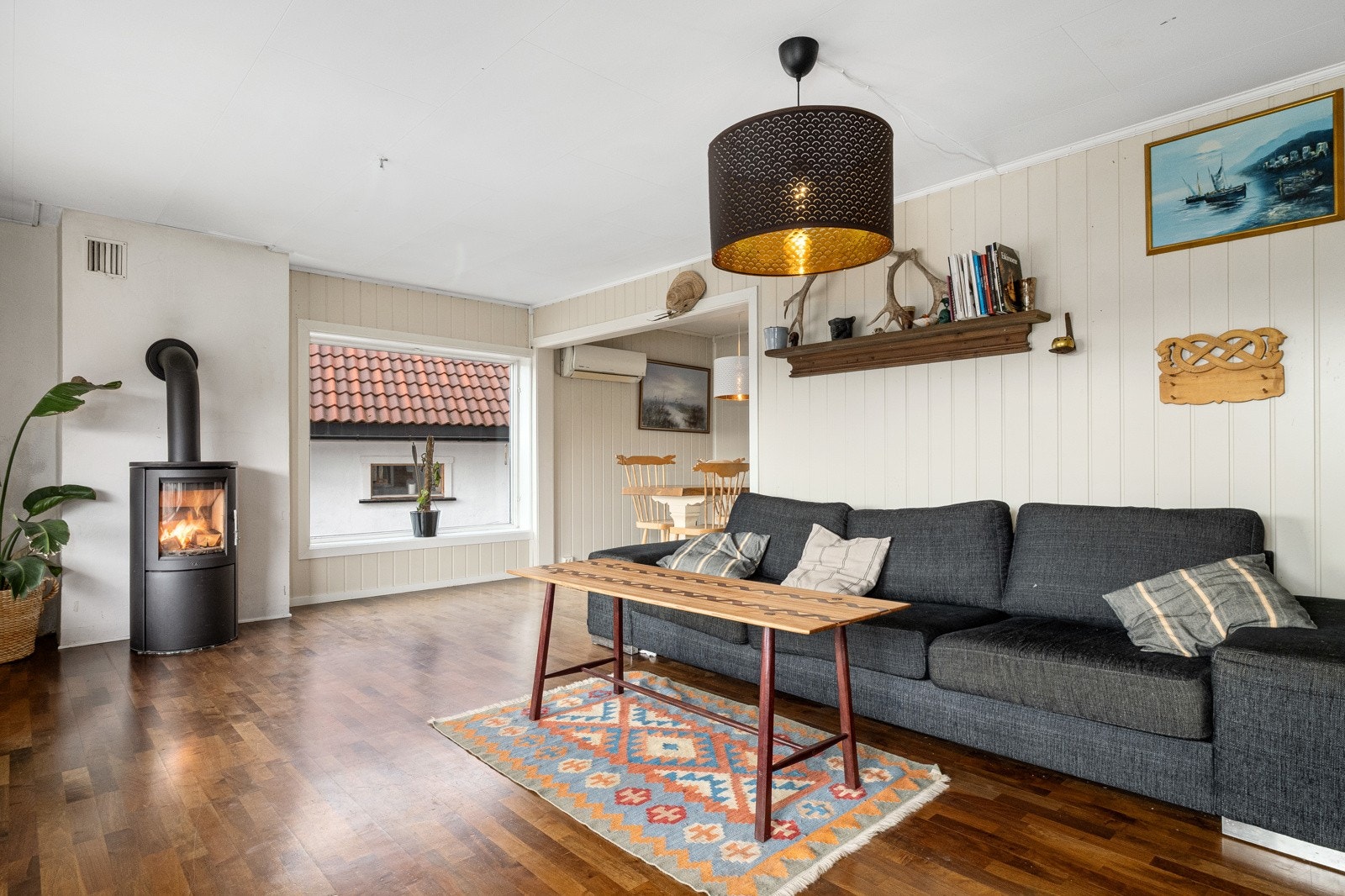 Hyggelig peisovn som bidrar til en varm og lun atmosfære på kalde kvelder. Galleribilde