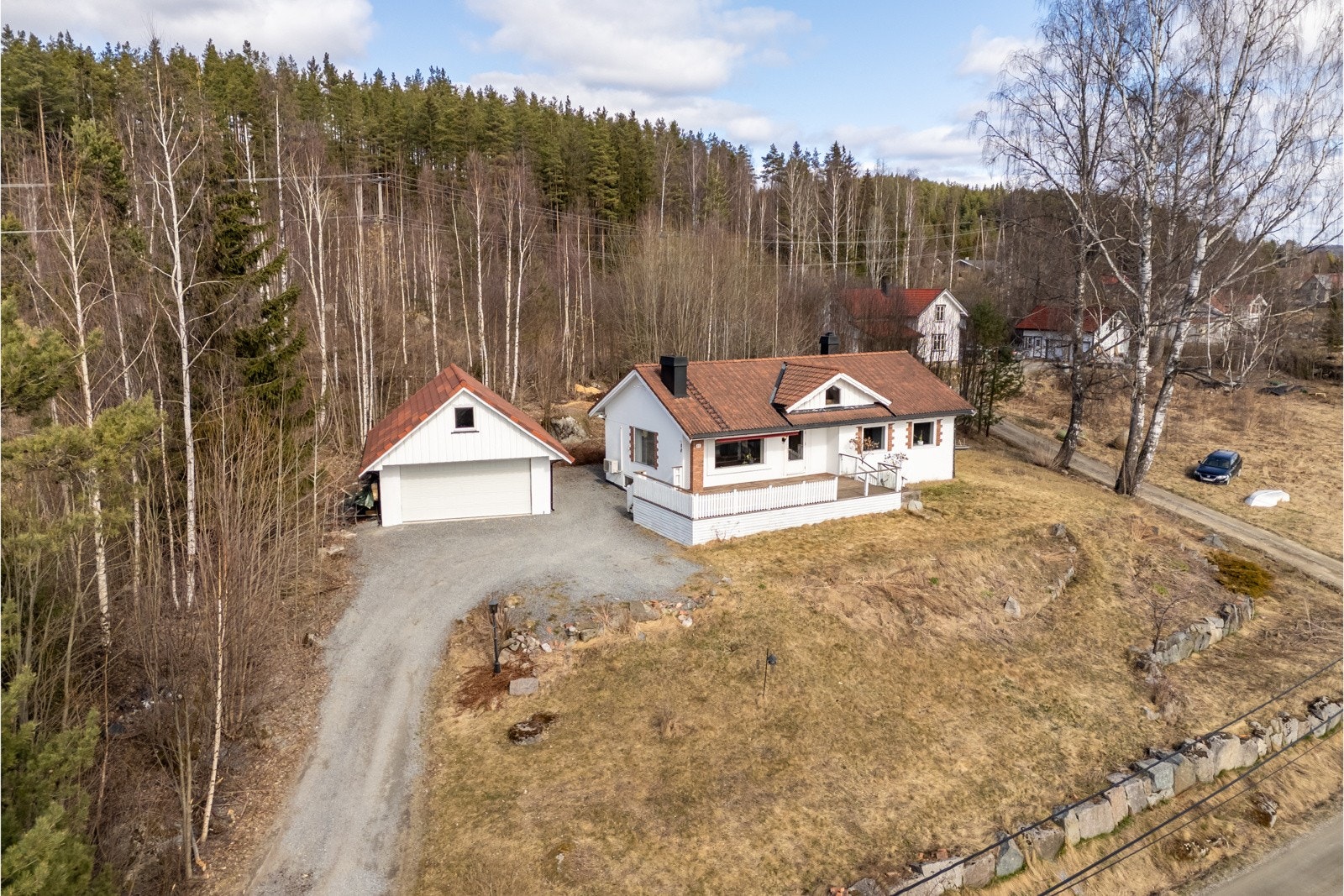 Landlig beliggende enebolig med alle nødvendige rom på ett plan Galleribilde