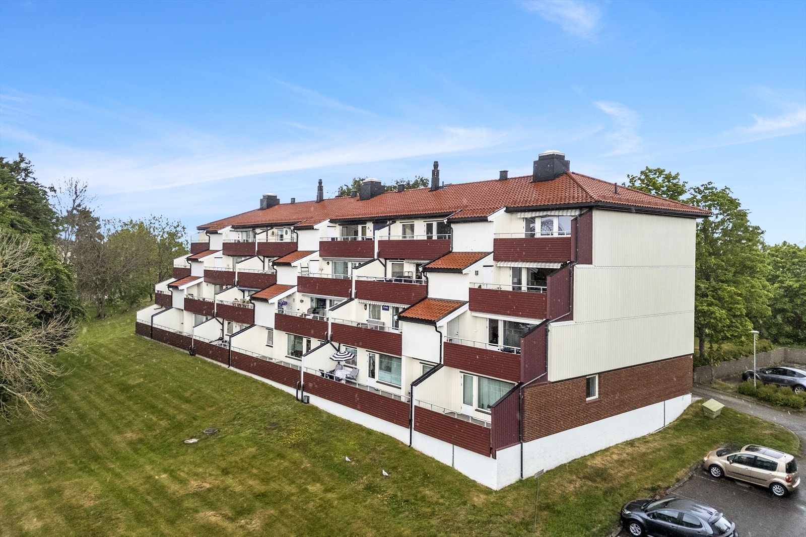 Veldrevet borettslag med pene utearealer, godt med parkeringsplasser både for beboere og gjester. Mulighet for leie av garasje i kjeller. Galleribilde