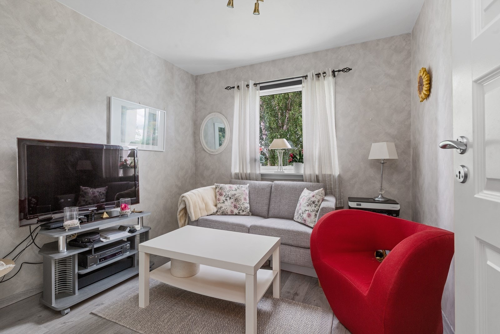 Soverom 2 brukes i dag som gjesterom og TV-stue. Rommet har også en romslig garderobeløsning med skyvedører. Galleribilde