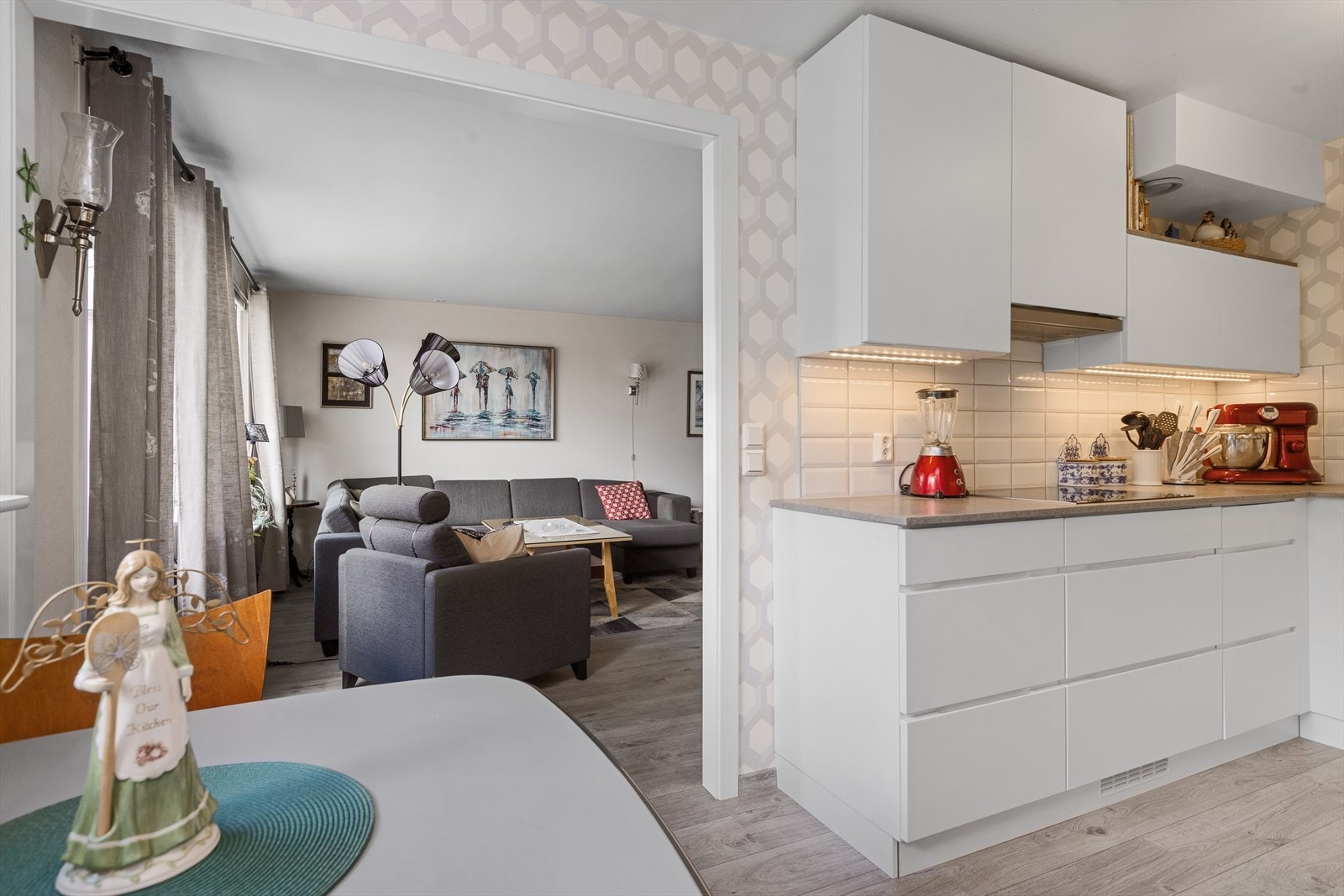 Kjøkkenet har egen spiseplass og delvis åpen løsning mot stuen Galleribilde