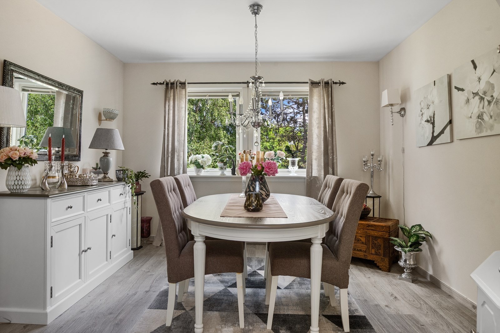 Separat og elegant spisestue med god plass til langbord og stilfull innredning. Dette rommet kan enkelt gjøres om til et 3. soverom ved behov Galleribilde