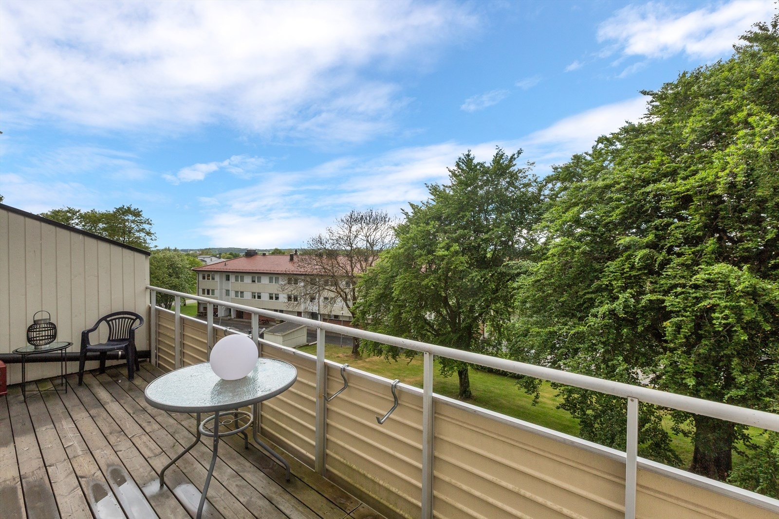 Terrassen er vendt mot rolige omgivelser og gir et luftig uterom med fin utsikt og perfekte solforhold Galleribilde