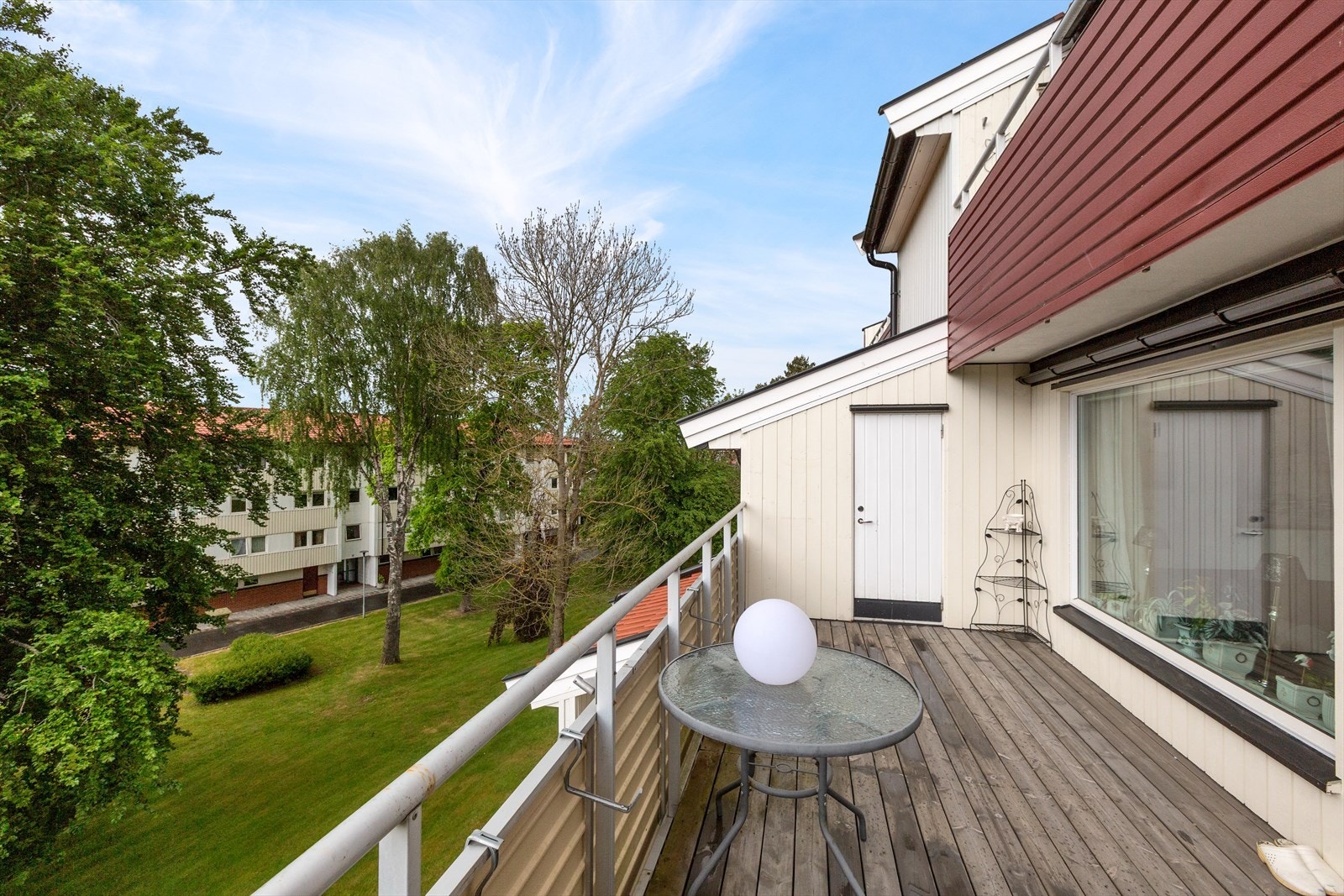 Terrassen har praktisk bod og noe overbygg Galleribilde