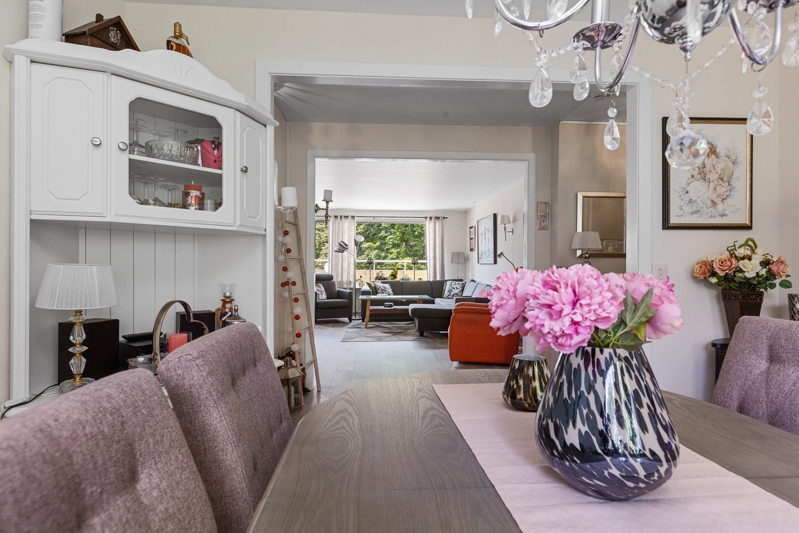 Spisestuen har åpen forbindelse til stuen, noe som gir en luftig og gjennomgående planløsning. Galleribilde