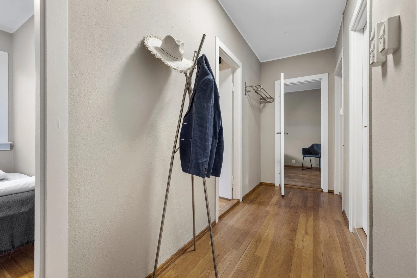 Lys og innbydende gang med nøytrale kremete toner som gir et varmt førsteinntrykk og oppbevaringsplass. Galleribilde