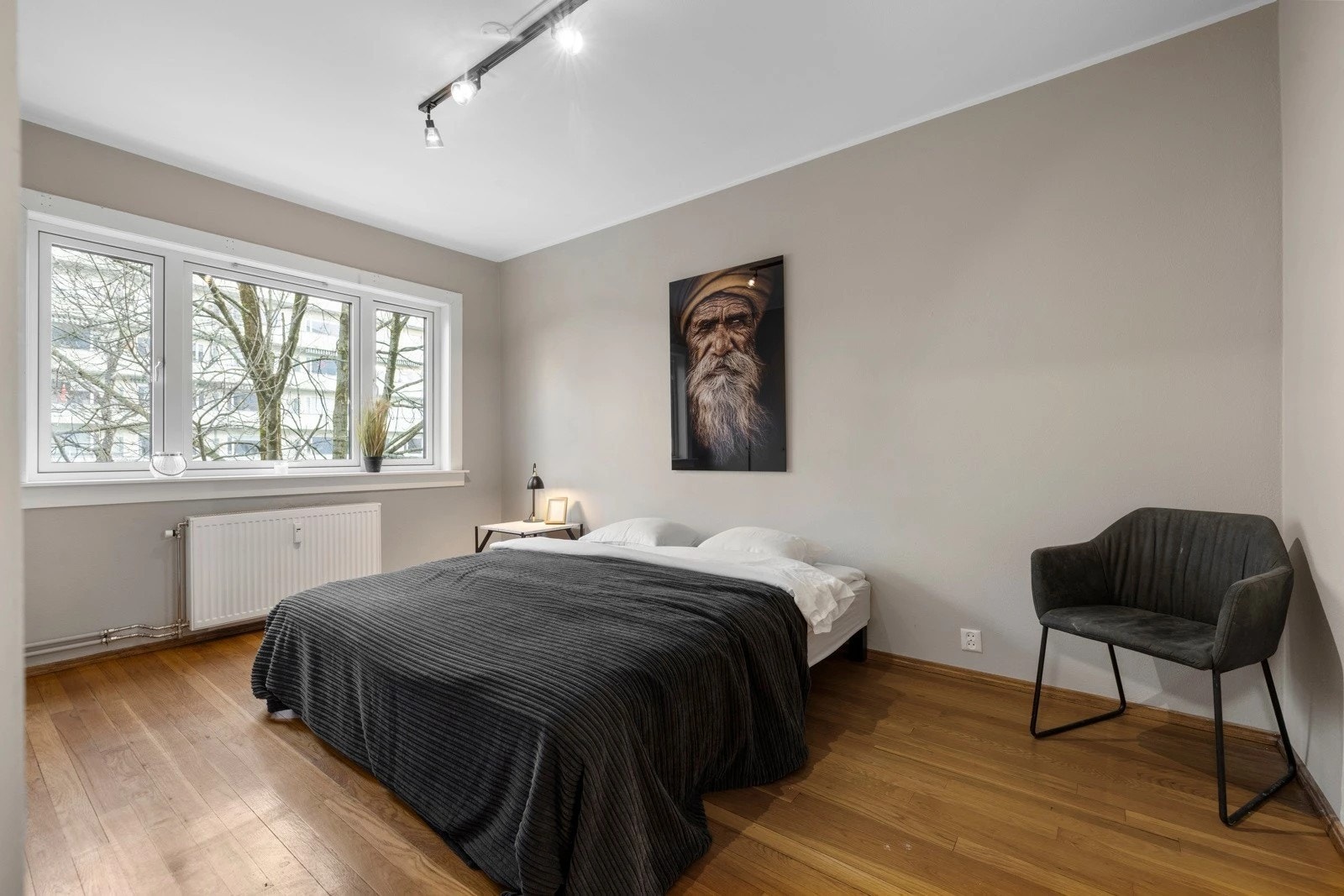 Stort og lyst hovedsoverom med kremete beige aksenter – med god plass og behagelig atmosfære for ro og avslapning. Galleribilde