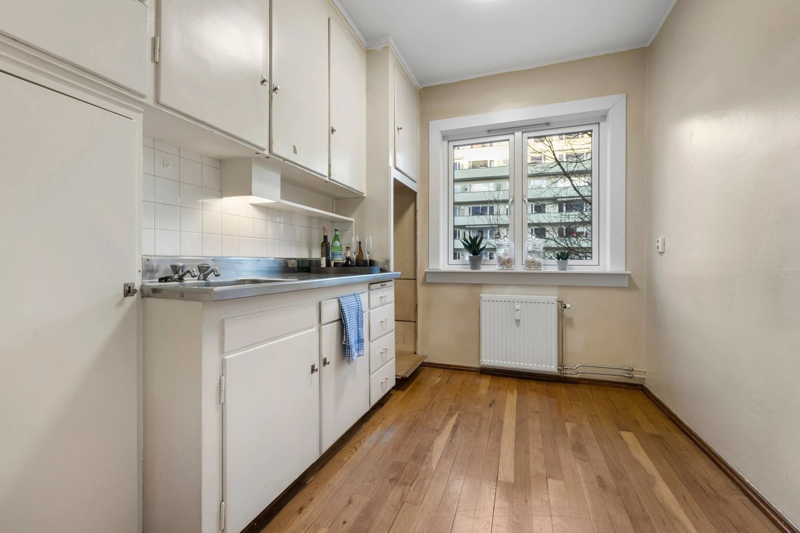 Eget, separat kjøkken med funksjonelle løsninger og delikat beige innredning – et inspirerende rom for matlaging og sosiale stunder, adskilt fra resten av oppholdsarealet. Galleribilde