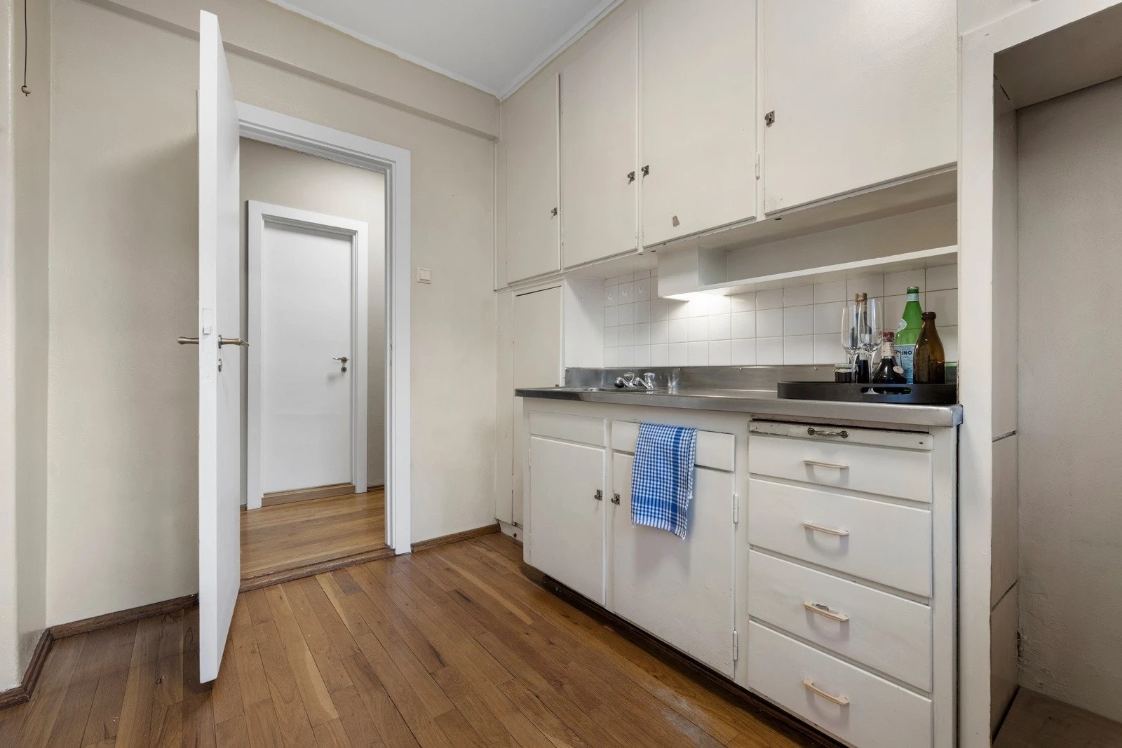 Hvitevarer som oppvaskmaskin, komfyr, platetopp og kjøl/fryseskap følge leien. Galleribilde