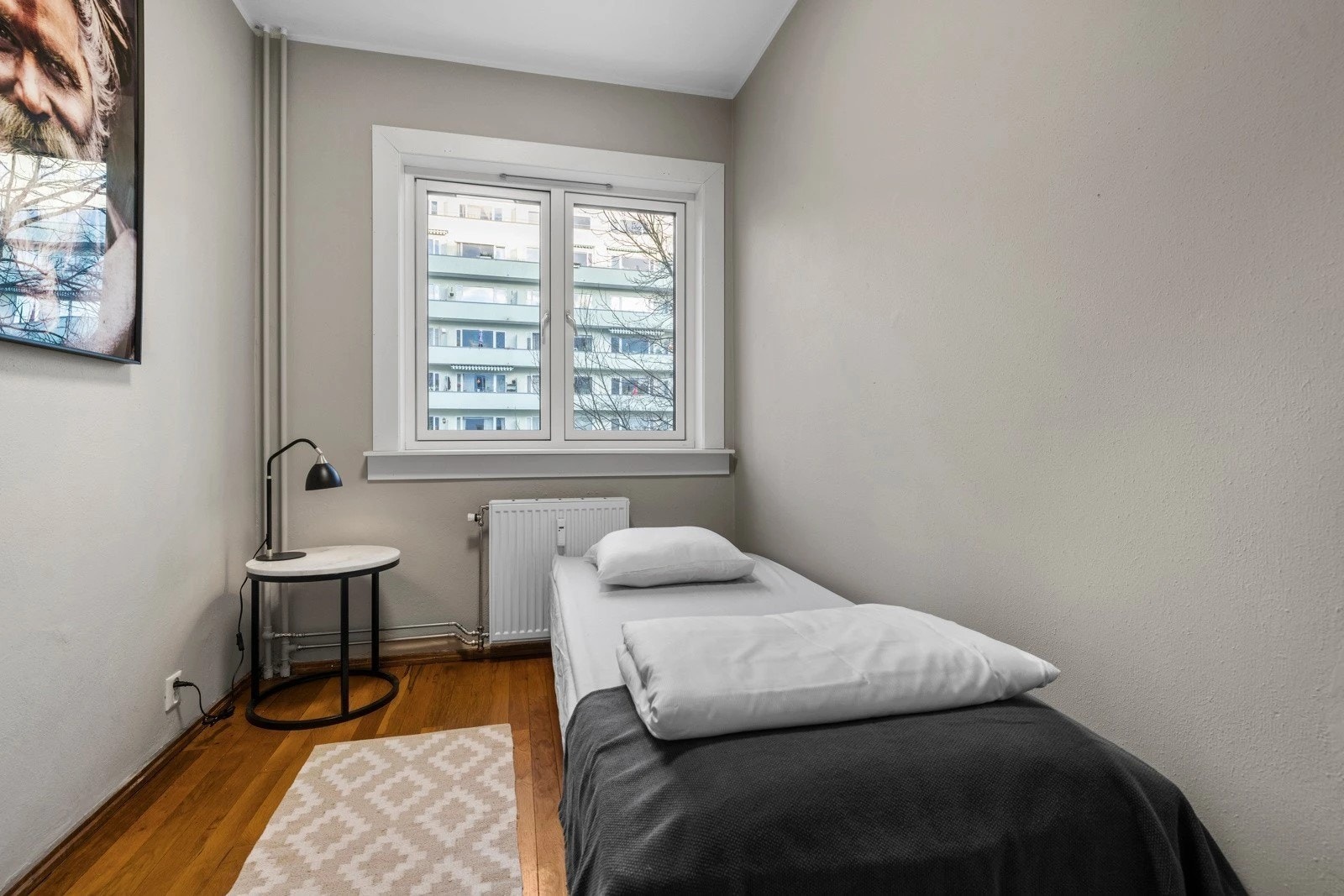 Soverom 2, men like innbydende soverom med nøytrale toner – ideelt som barnerom, gjesterom eller kontor, med en lys og kremet utstråling. Galleribilde