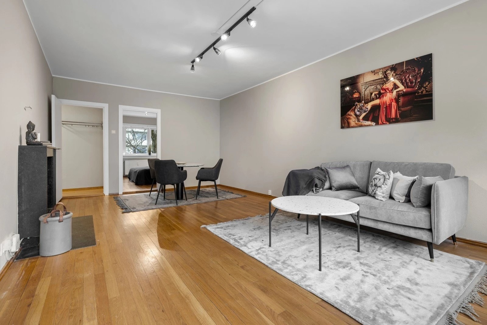 Stue. Her smelter moderne design og kremete, beige detaljer sammen. Galleribilde