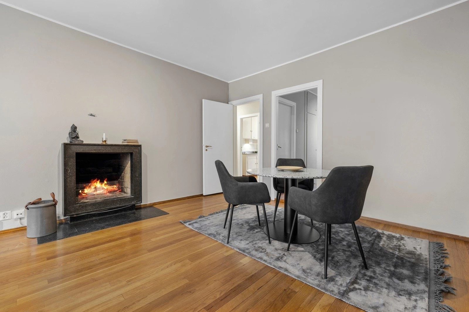 Romslig stue badet i naturlig lys fra store vindusflater, med en elegant balkong som inviterer til avslapning. Galleribilde