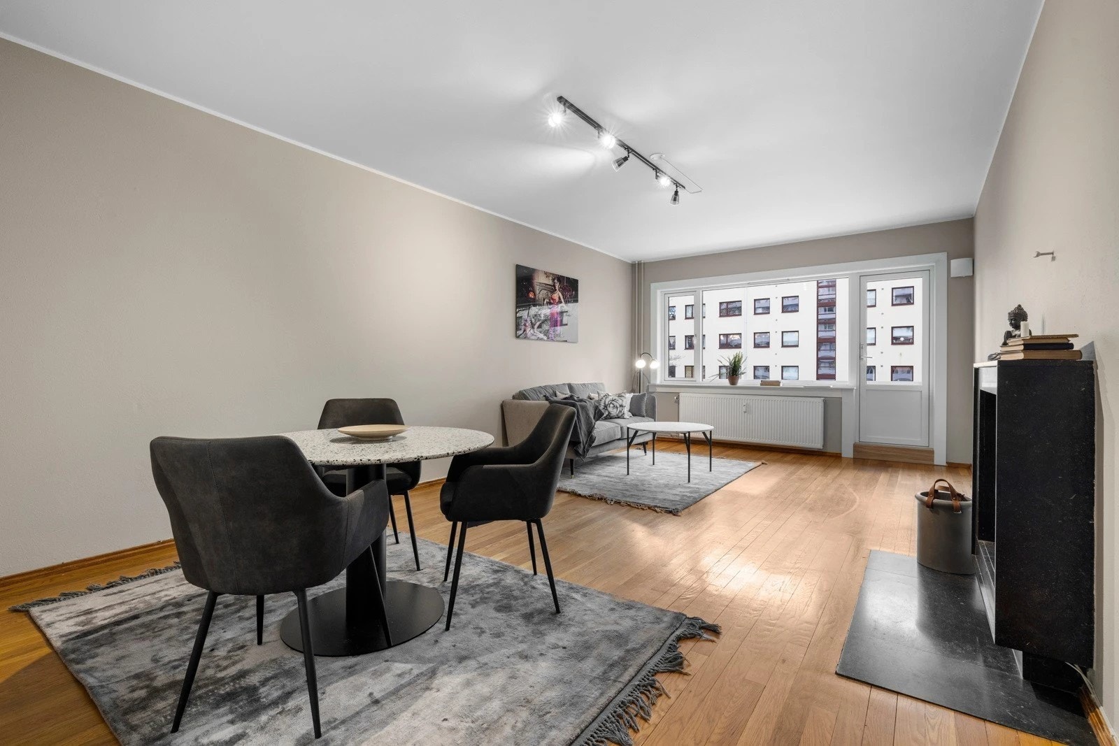 Velkommen til en lys leilighet preget av beige, varme toner – et moderne hjem med god flyt og gjennomtenkt separasjon mellom stue, kjøkken og soverom Galleribilde