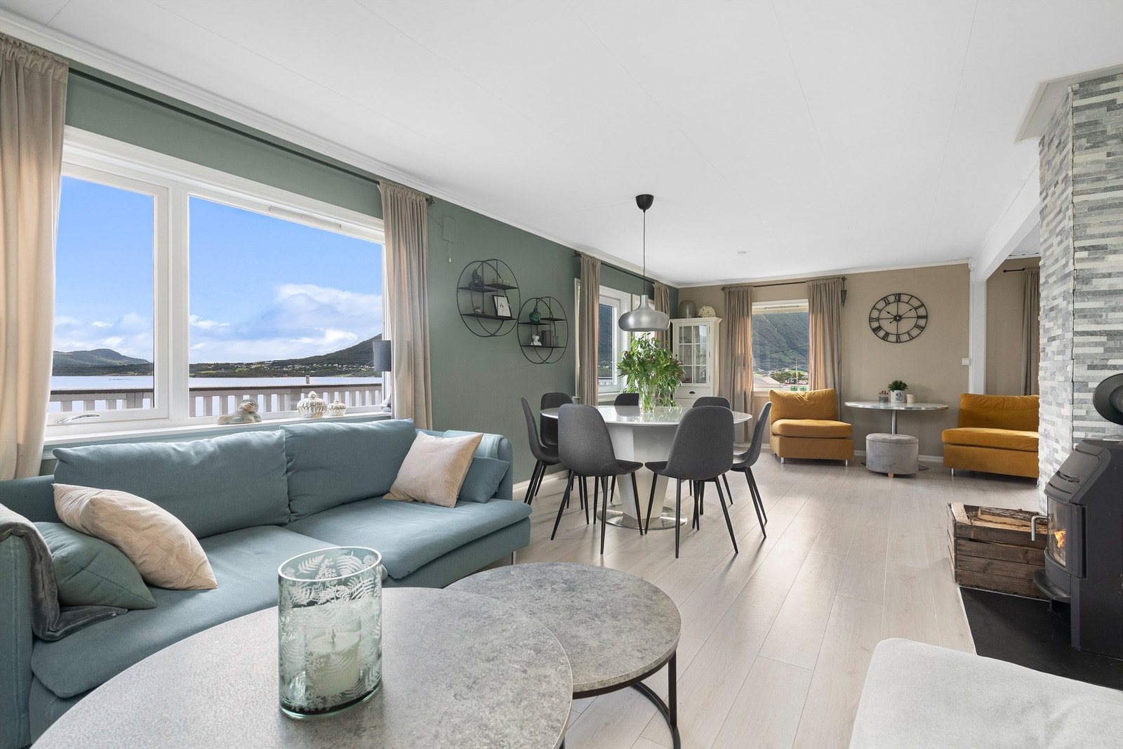 Trivelig og moderne stue med store vindusflater Galleribilde