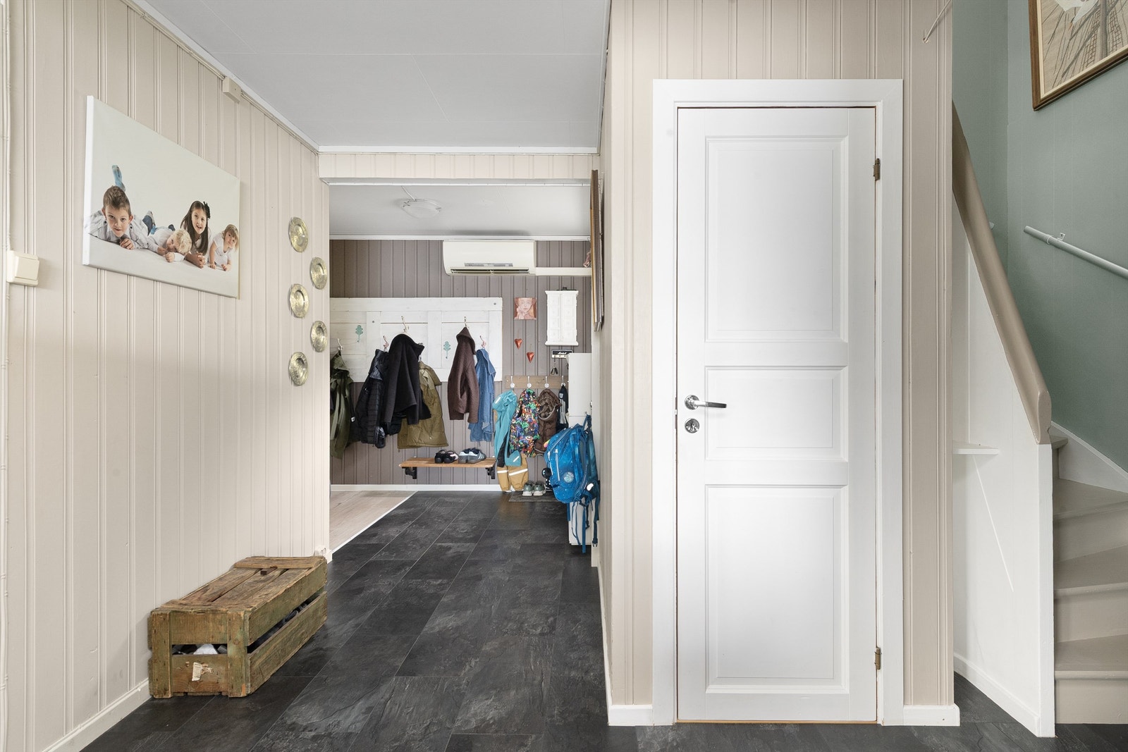 Gang med trapp til loftsetasje og til kjeller Galleribilde