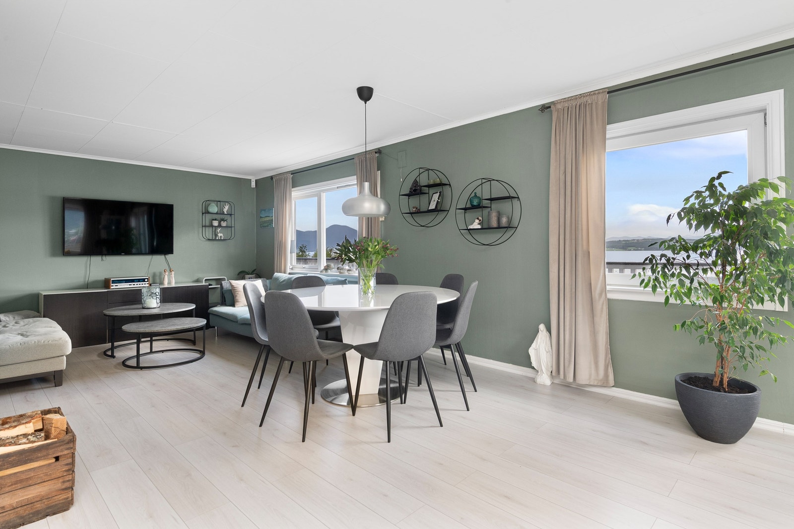 Her er det god plass til sittegrupper og spisebord Galleribilde