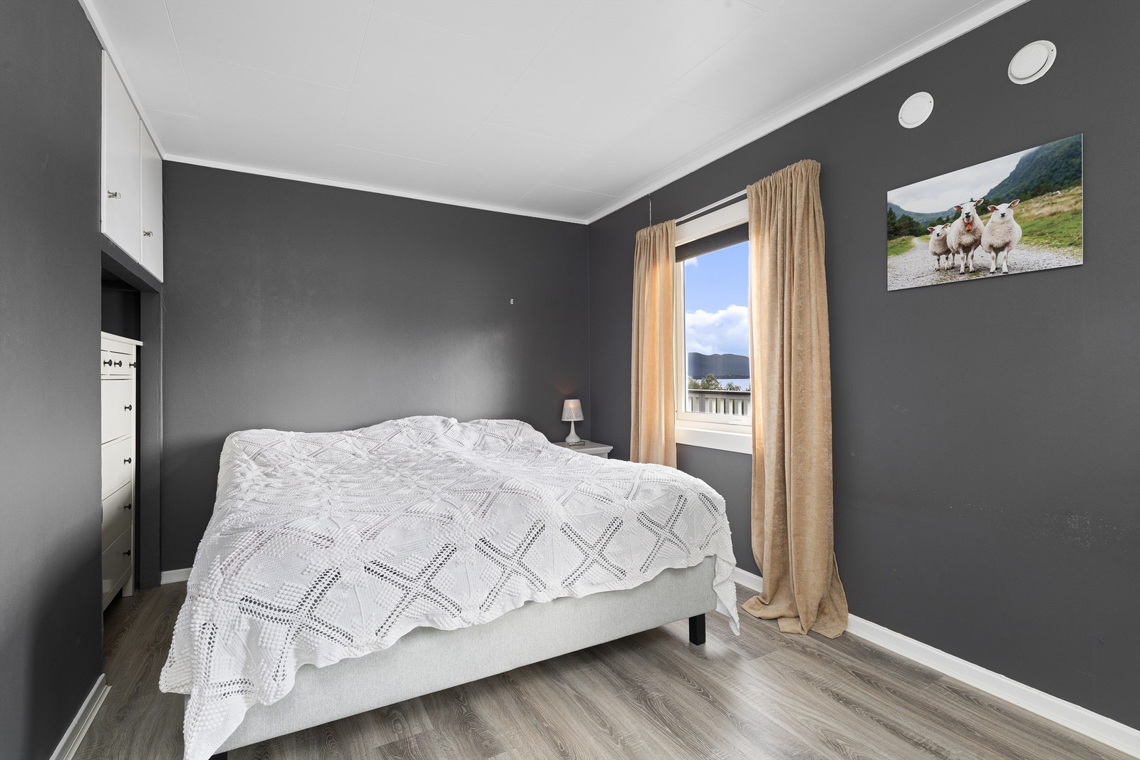 Det er to soverom i 1. etasje, og fire soverom i loftsetasje Galleribilde