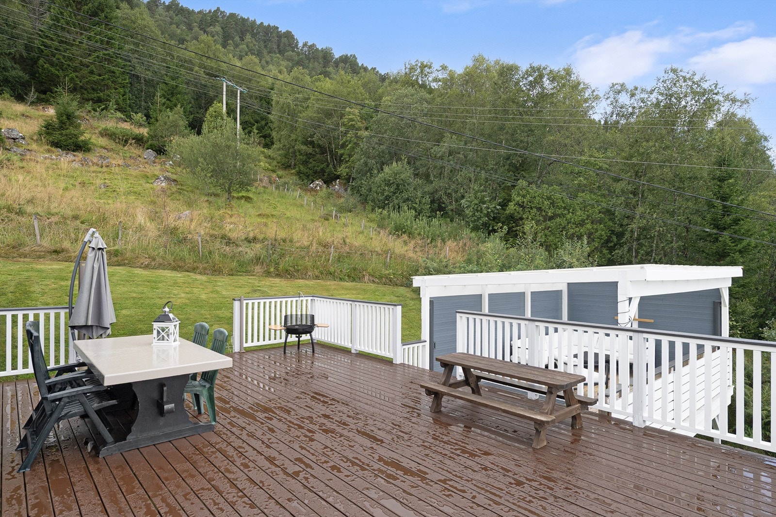 Både veranda og rekkverk ble malt i år Galleribilde