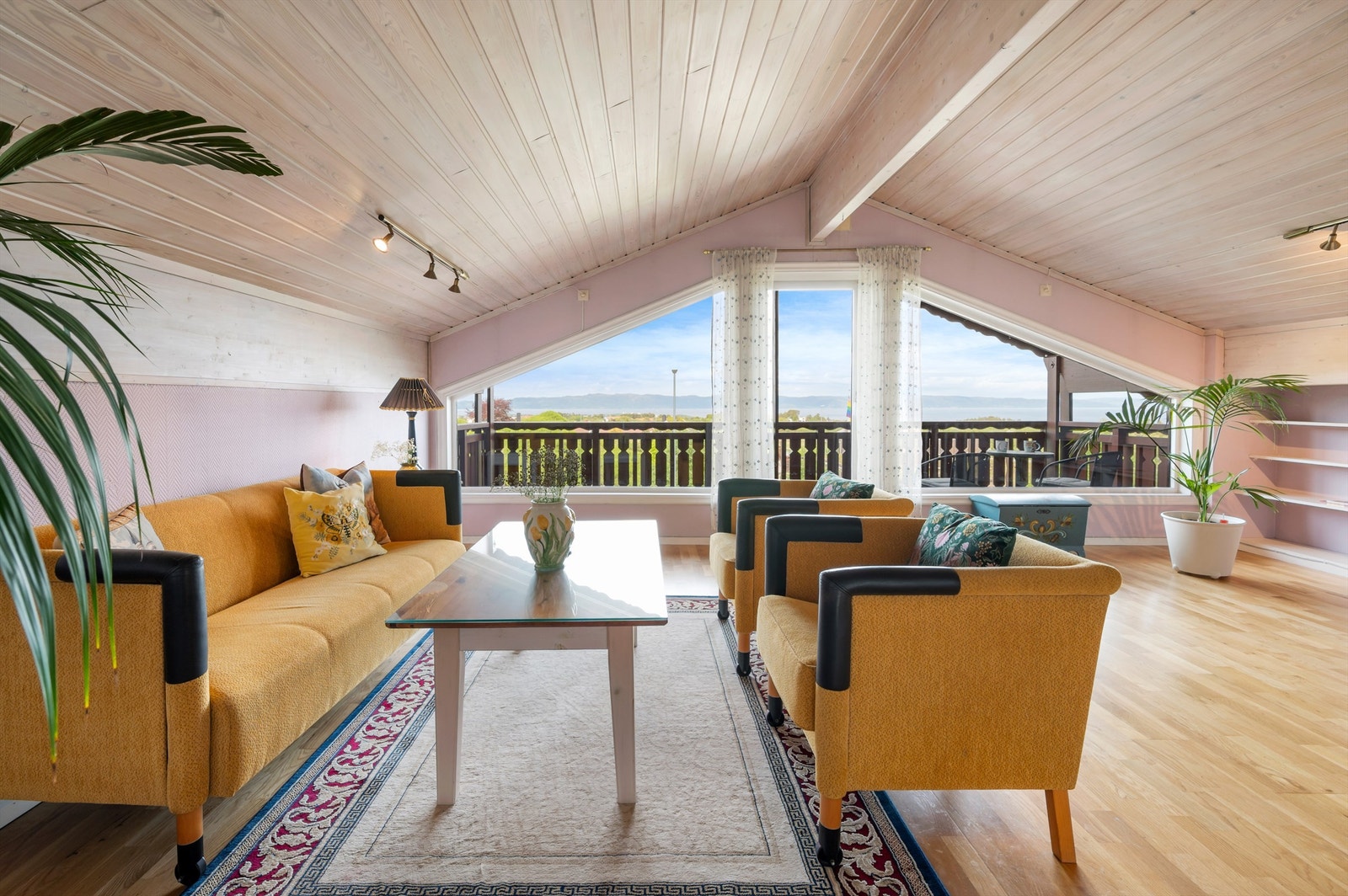 Loftsetasjen har to soverom og ei stue med nydelig fjordutsikt! Galleribilde