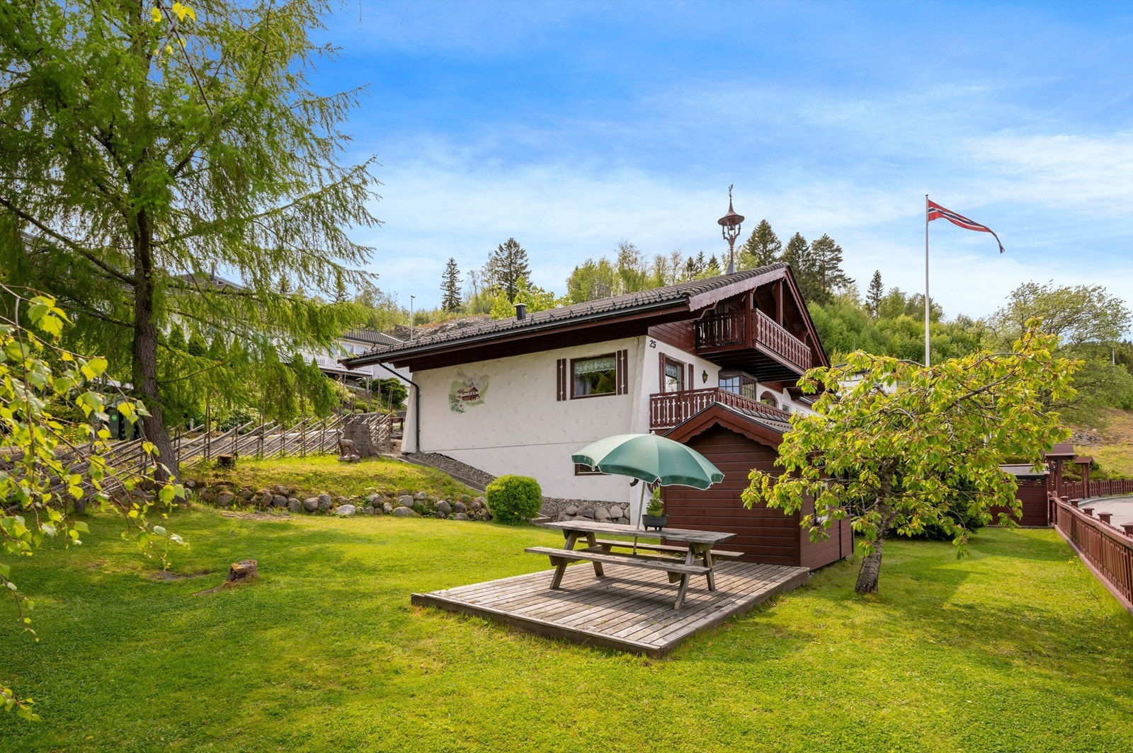 Ved siden av dukkestua i hagen vokser et lite morelltre. Galleribilde