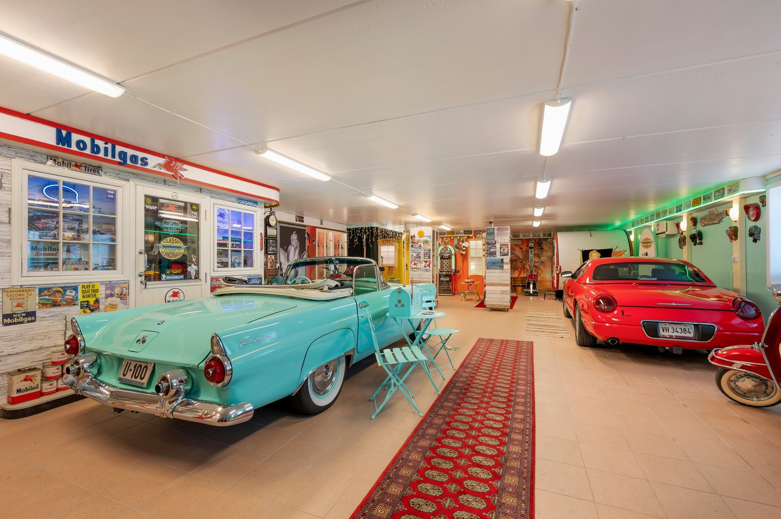 I tillegg til det store oppholdsarealet rommer huset to større garasjeareal på til sammen over 150 kvm. Galleribilde