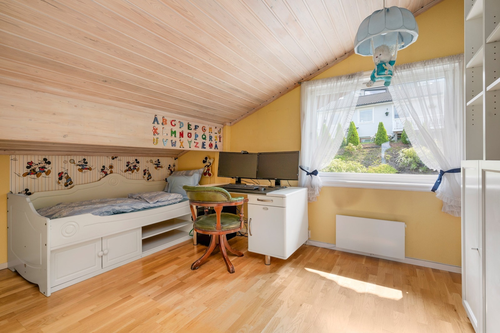 Ett av to soverom i loftsetasjen. Galleribilde