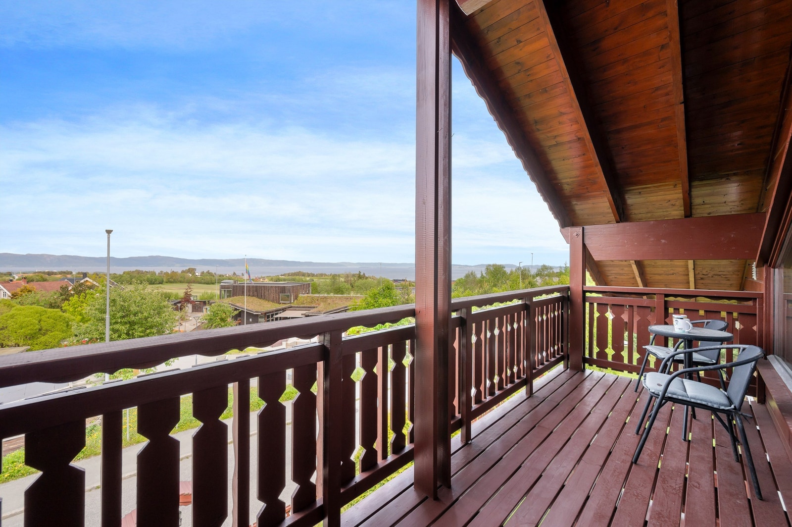 Stua har utgang til en veranda med overbygg - helt i tråd med tyrolerstilen. Galleribilde