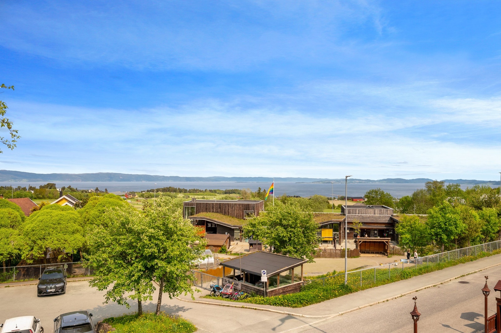Eiendommen har flott fjordutsikt som strekker seg fra Frosta til like over Ladehammeren. Galleribilde