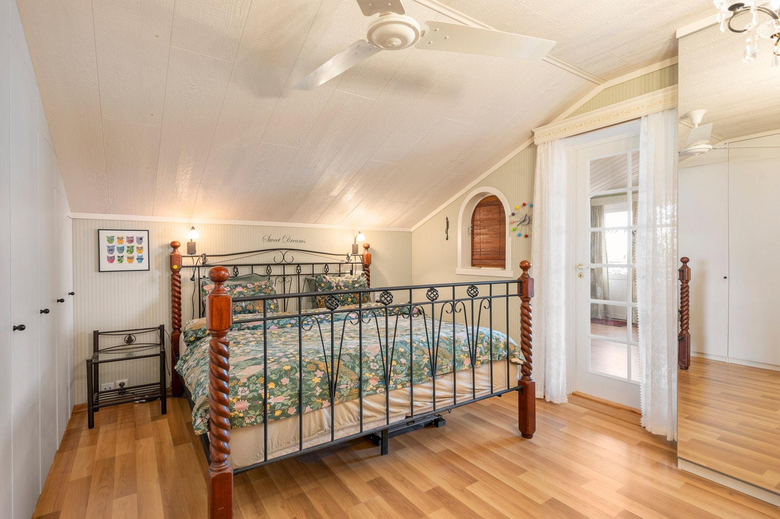 Vegg i vegg ligger husets største soverom (18 kvm), med egen dør inn til badet. Galleribilde