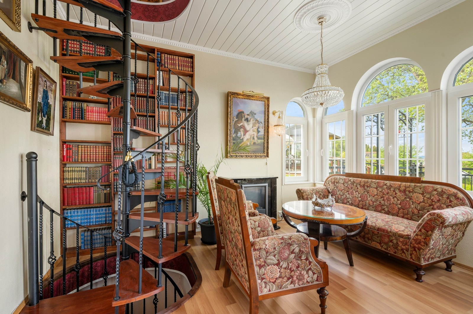 Trappen opp til tårnstua er et eget møbel i seg selv. Legg merke til trappen i hickory - et særlig hardført trevirke. Galleribilde