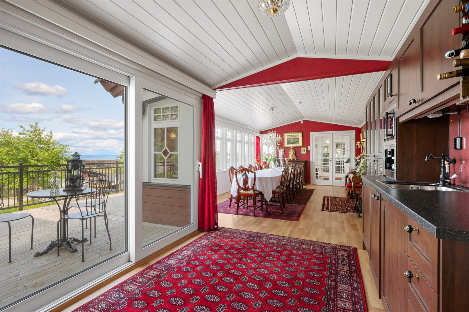 Den store, vakre spisestua måler ca. 43 kvm. Galleribilde