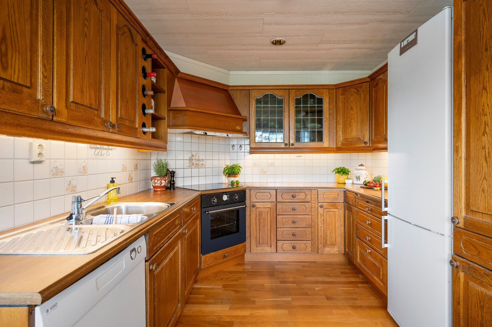 Kjøkkenet er innredet i heltre eik fra den tidligere produsenten Sivesind. Galleribilde